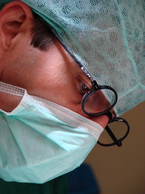 Photo d'un médecin pratiquant la greffe de cheveux